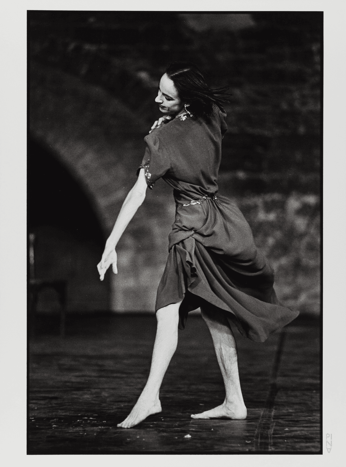 Anne Martin dans « Walzer » de Pina Bausch dans la Cour d'honneur du Palais des Papes, saison 1982/83