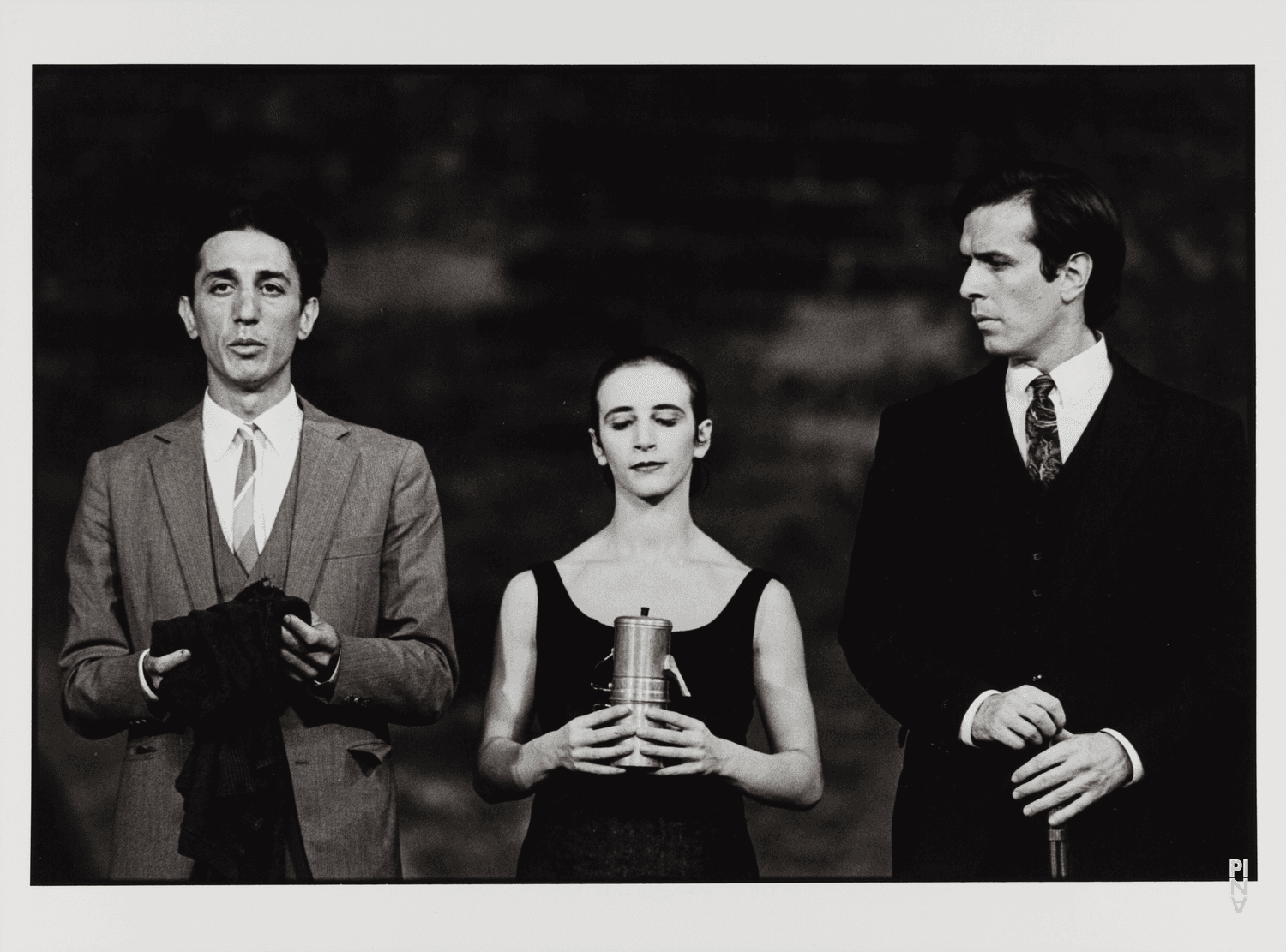 Urs Kaufmann, Jean Laurent Sasportes et Beatrice Libonati dans « Walzer » de Pina Bausch dans la Cour d'honneur du Palais des Papes, saison 1982/83
