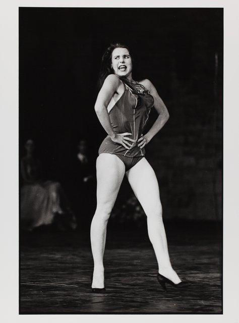 Josephine Ann Endicott in „Walzer“ von Pina Bausch im Cour d'honneur du Palais des Papes, Spielzeit 1982/83
