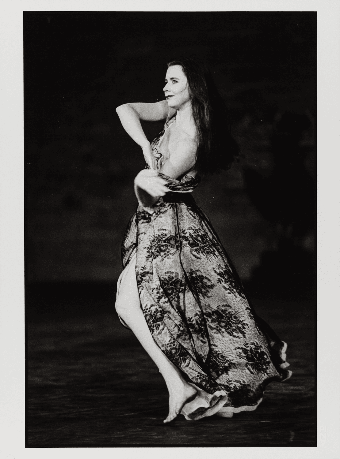 Josephine Ann Endicott dans « Walzer » de Pina Bausch dans la Cour d'honneur du Palais des Papes, saison 1982/83