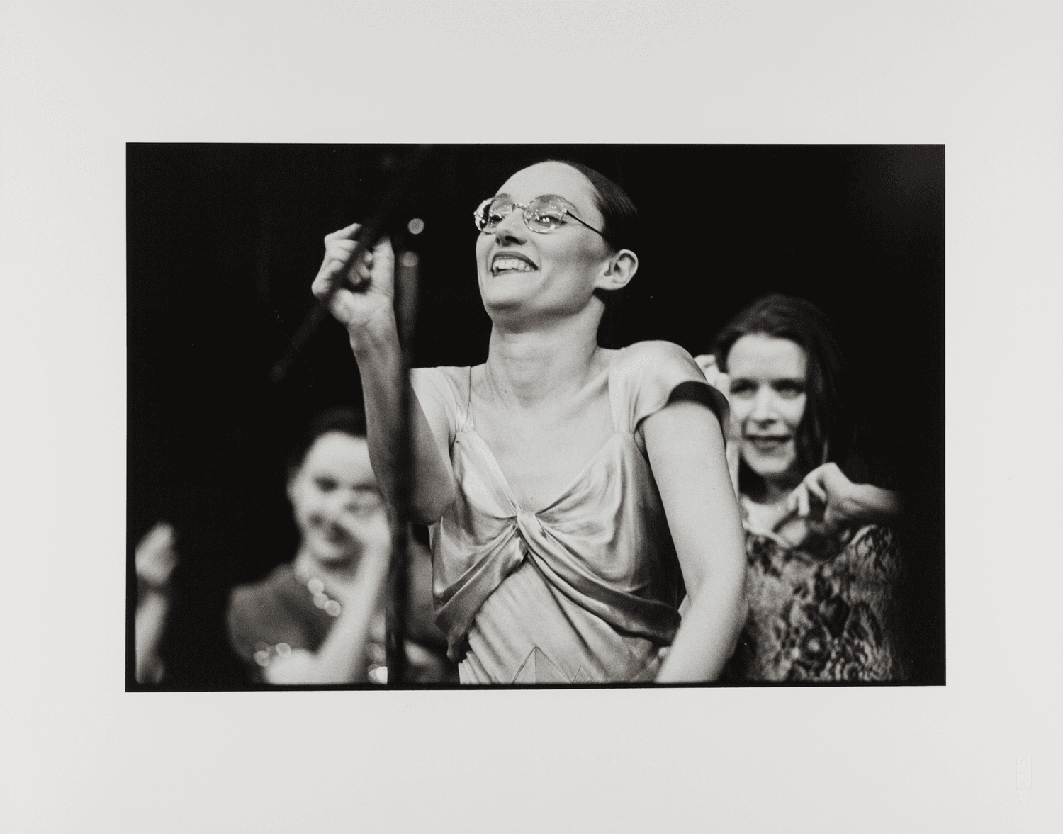 Nazareth Panadero, Josephine Ann Endicott et Anne Martin dans « Walzer » de Pina Bausch dans la Cour d'honneur du Palais des Papes, saison 1982/83