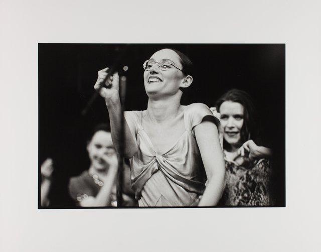 Nazareth Panadero, Josephine Ann Endicott und Anne Martin in „Walzer“ von Pina Bausch im Cour d'honneur du Palais des Papes, Spielzeit 1982/83