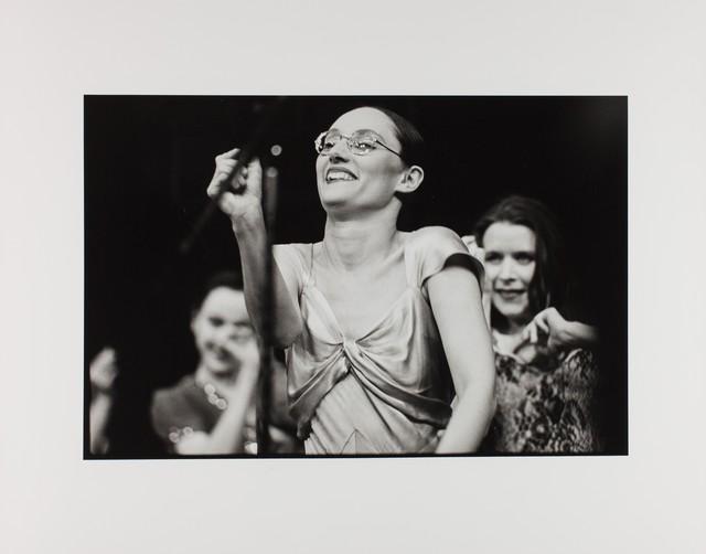 Nazareth Panadero, Josephine Ann Endicott et Anne Martin dans « Walzer » de Pina Bausch dans la Cour d'honneur du Palais des Papes, saison 1982/83