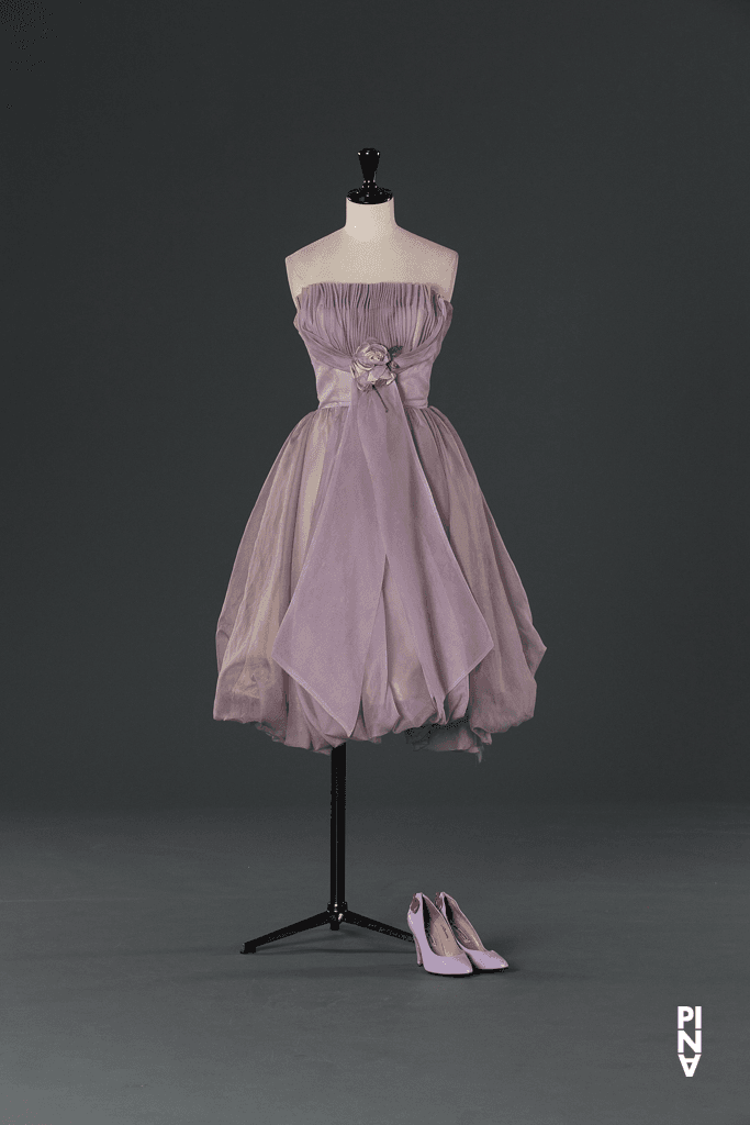 Kurzes Kleid, getragen von Meryl Tankard in „Walzer“ von Pina Bausch