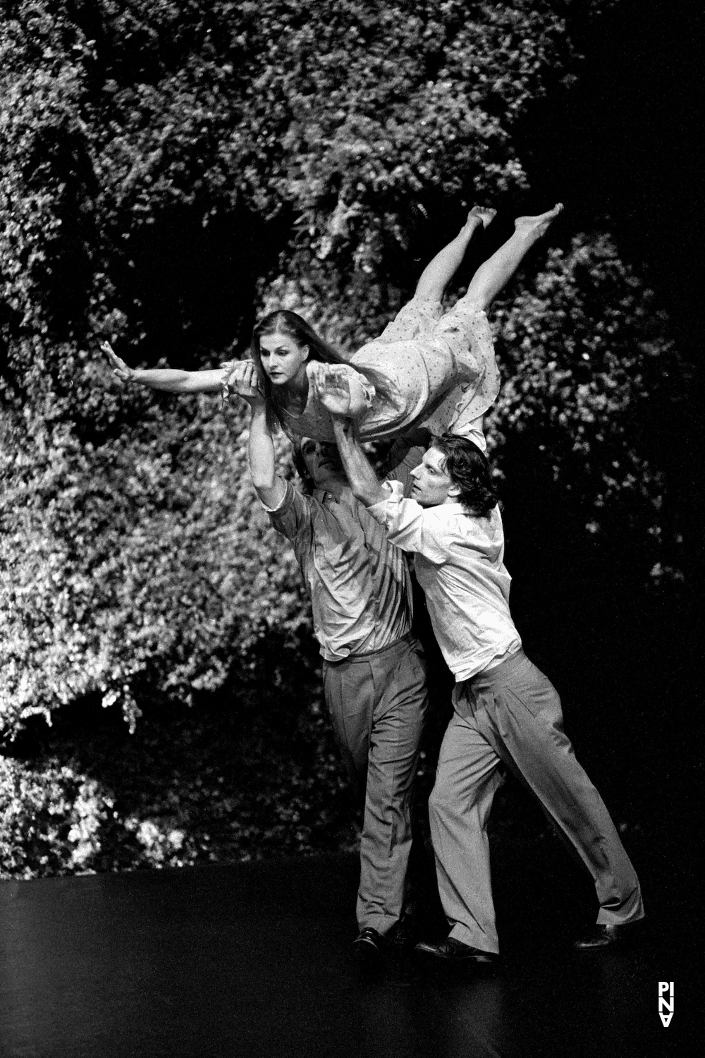 Pascal Merighi, Barbara Kaufmann et Michael Strecker dans « Wiesenland (Terre verte) » de Pina Bausch avec Tanztheater Wuppertal au  Théâtre de la Ville Paris (France), 6 juin 2001