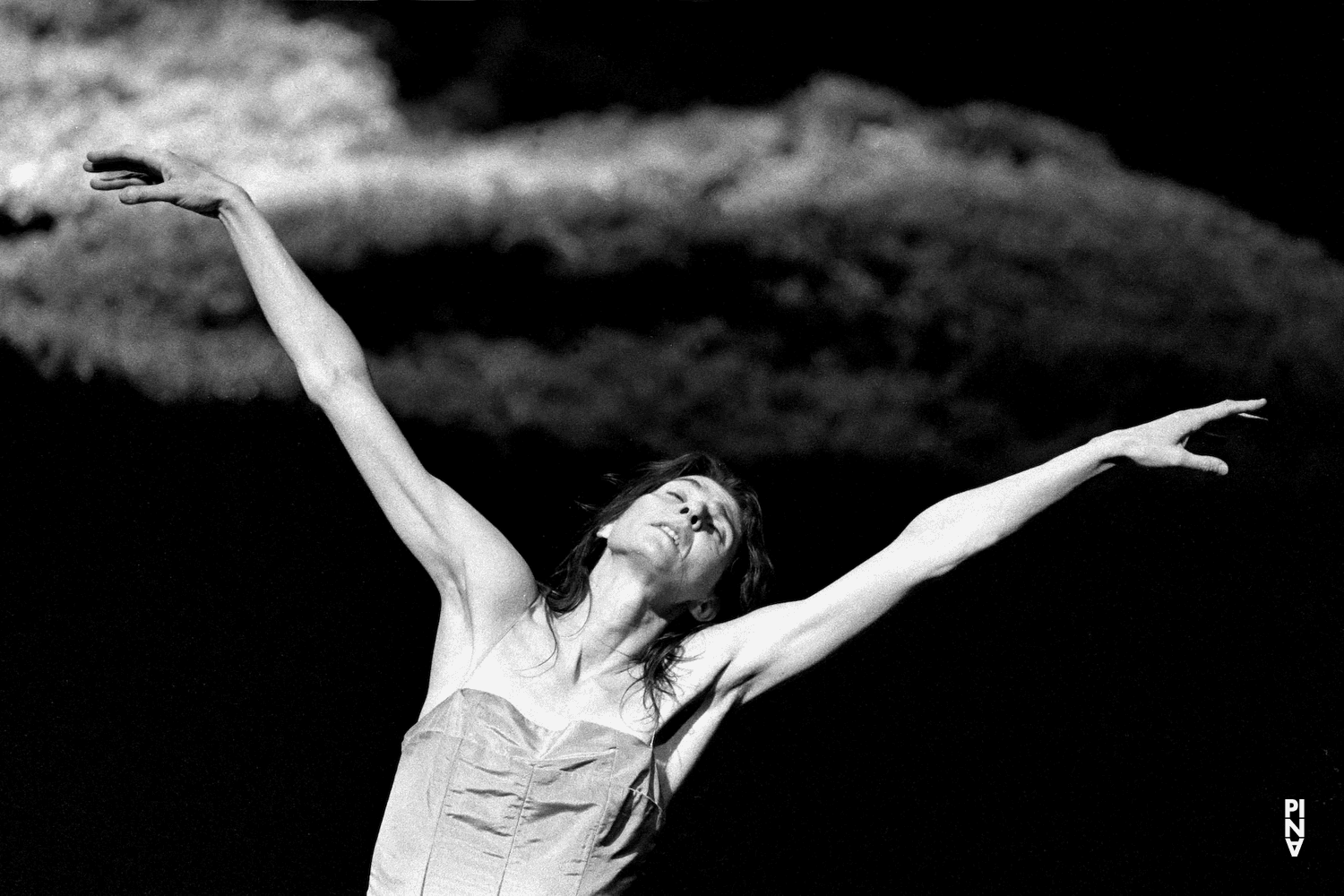 Héléna Pikon in “Wiesenland” by Pina Bausch with Tanztheater Wuppertal at Théâtre de la Ville Paris (France), June 6, 2001