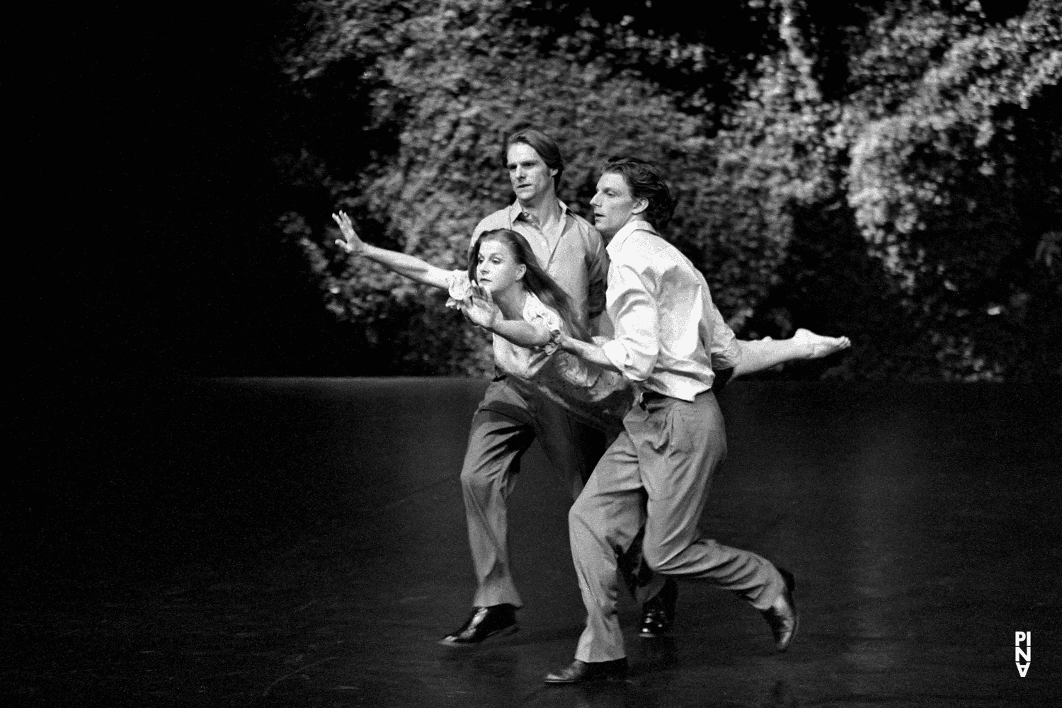Pascal Merighi, Barbara Kaufmann und Michael Strecker in „Wiesenland“ von Pina Bausch mit Tanztheater Wuppertal im Théâtre de la Ville Paris (Frankreich), 6. Juni 2001