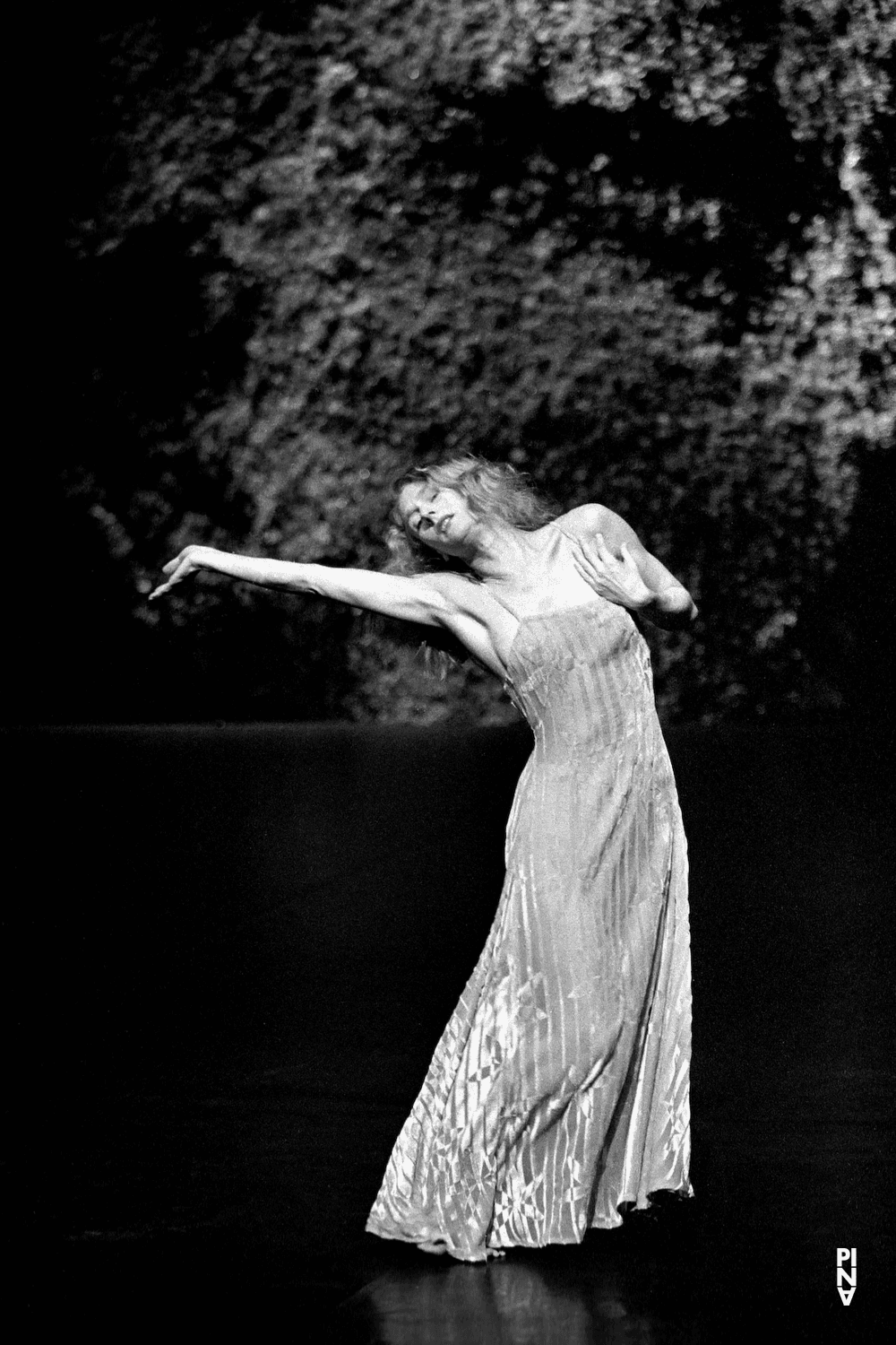 Julie Shanahan in “Wiesenland” by Pina Bausch with Tanztheater Wuppertal at Théâtre de la Ville Paris (France), June 6, 2001