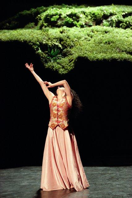 Aida Vainieri in „Wiesenland“ von Pina Bausch mit Tanztheater Wuppertal im Théâtre de la Ville Paris (Frankreich), 6. Juni 2001
