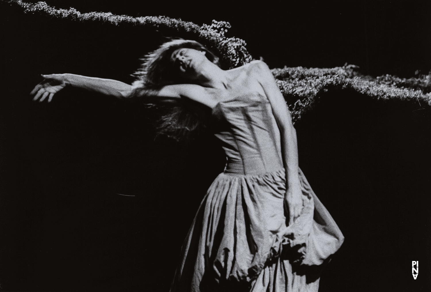 Héléna Pikon in “Wiesenland” by Pina Bausch