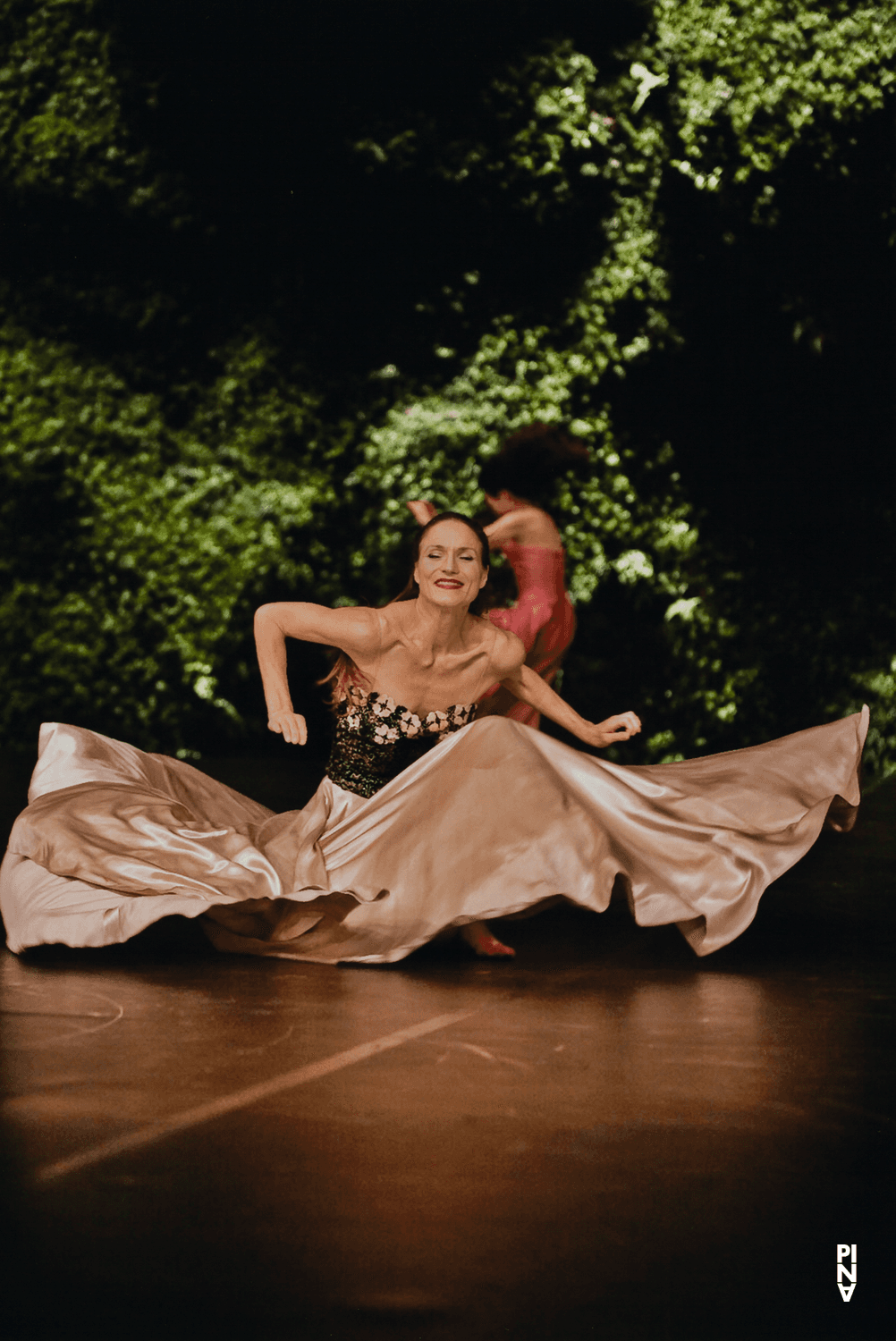 Julie Anne Stanzak und Nayoung Kim in „Wiesenland“ von Pina Bausch