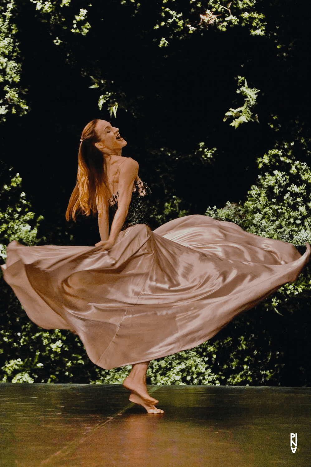 Julie Anne Stanzak in „Wiesenland“ von Pina Bausch