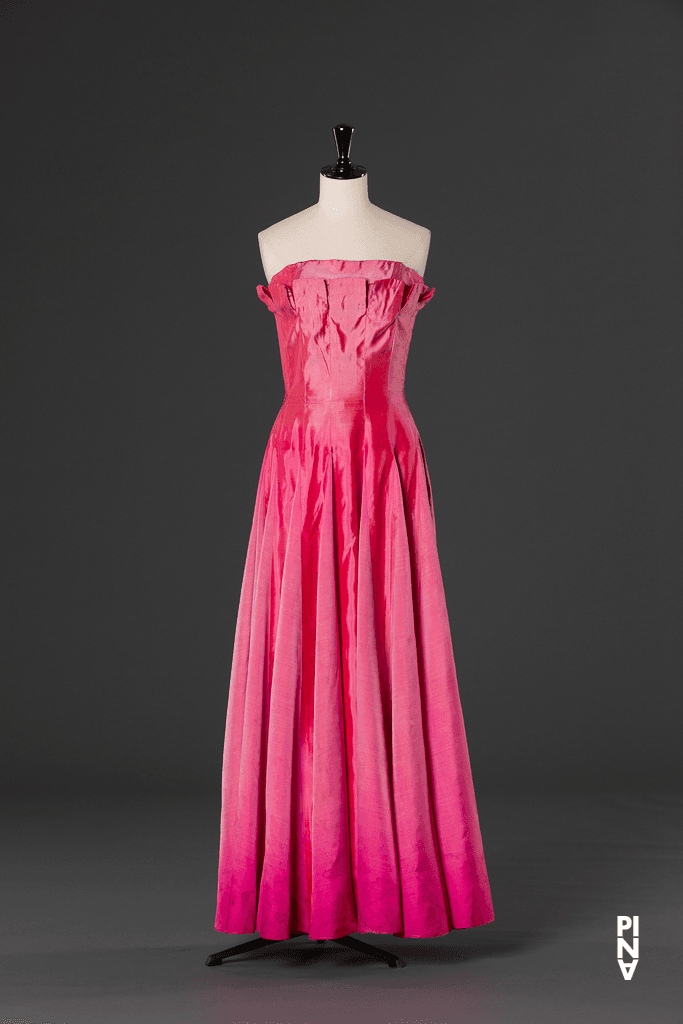 Langes Kleid, getragen von Aida Vainieri in „Danzón“ von Pina Bausch