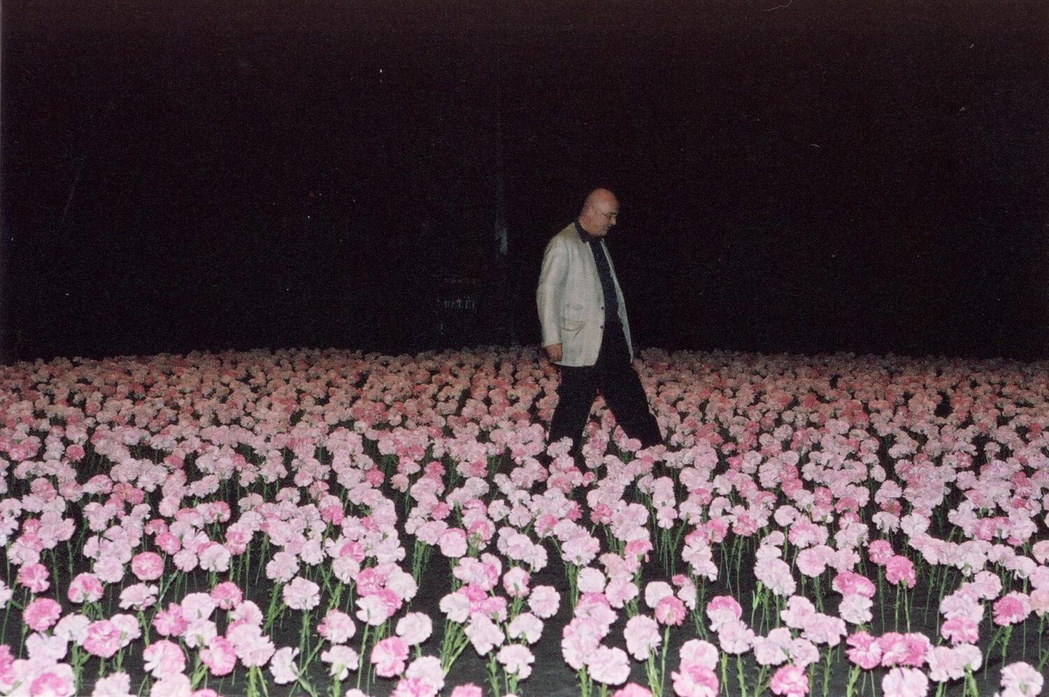 <p>Peter Pabst im Bühnenbild von „Nelken“</p>