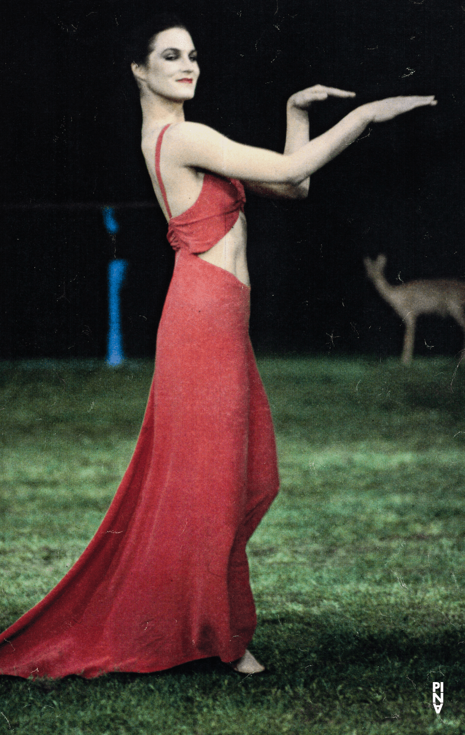 Julie Anne Stanzak in „1980 – Ein Stück von Pina Bausch“ von Pina Bausch