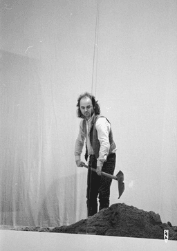 Peter Pabst im Bühnenbild von "Two Cigarettes in the Dark" | Foto: Ulli Weiss © Pina Bausch Foundation