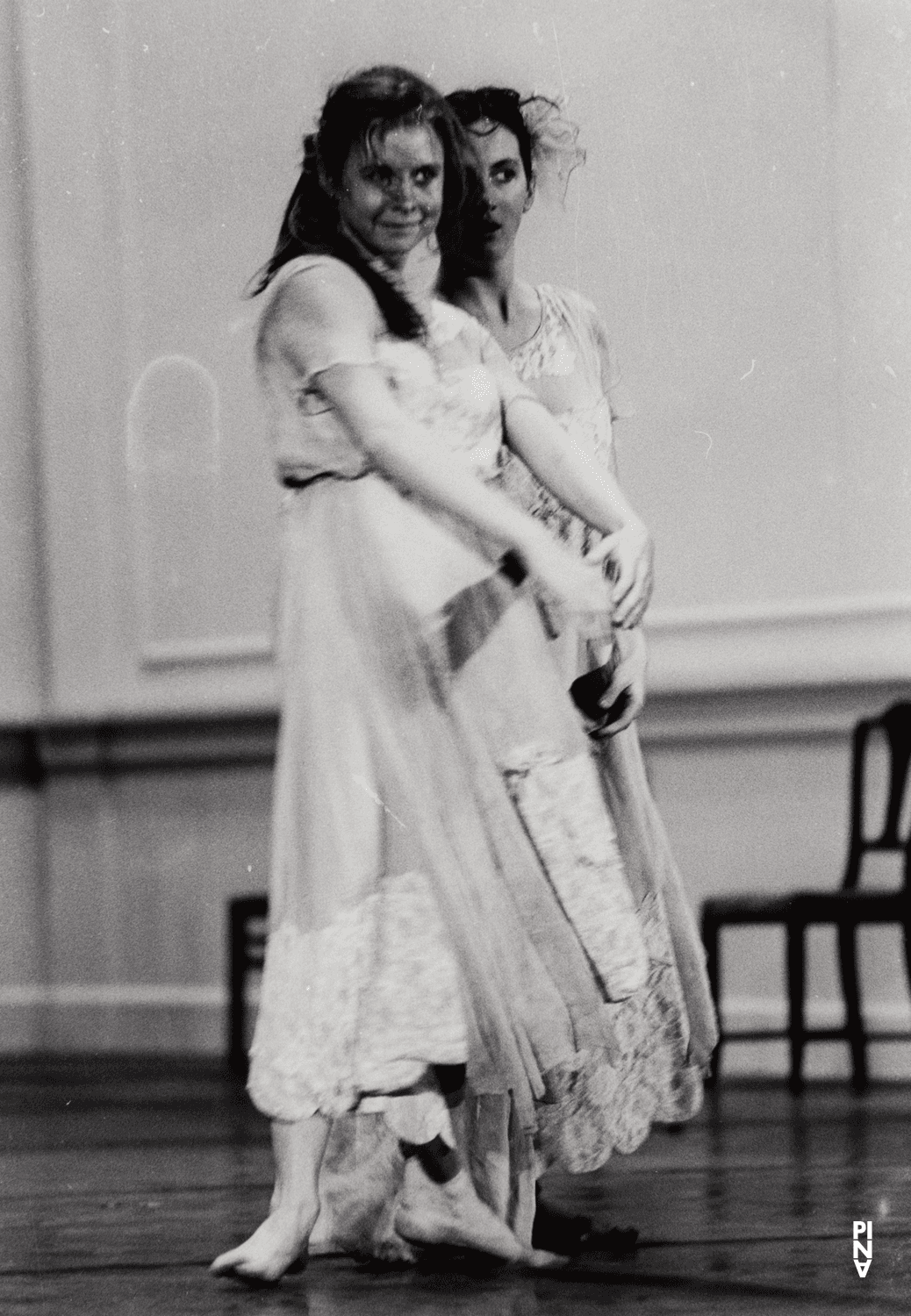 Josephine Ann Endicott et Meryl Tankard dans « Kontakthof » de Pina Bausch