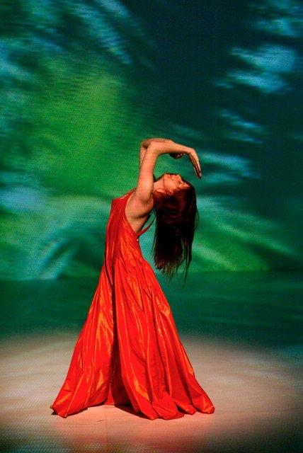 Anna Wehsarg in “Água” by Pina Bausch with Tanztheater Wuppertal at Théâtre de la Ville Paris (France), June 17, 2002