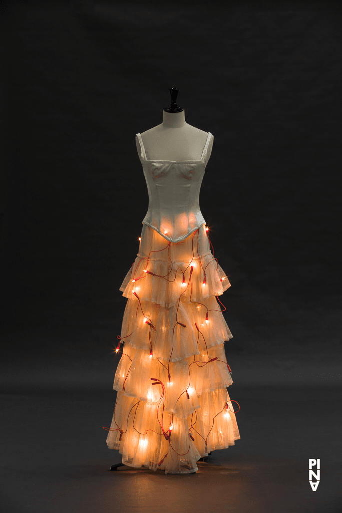 Langes Kleid, getragen von Regina Advento in „Água“ von Pina Bausch