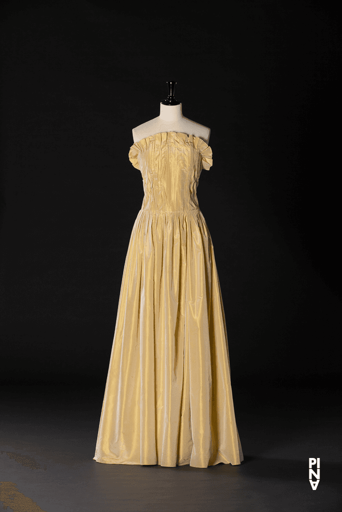 Langes Kleid, getragen in „Água“ von Pina Bausch