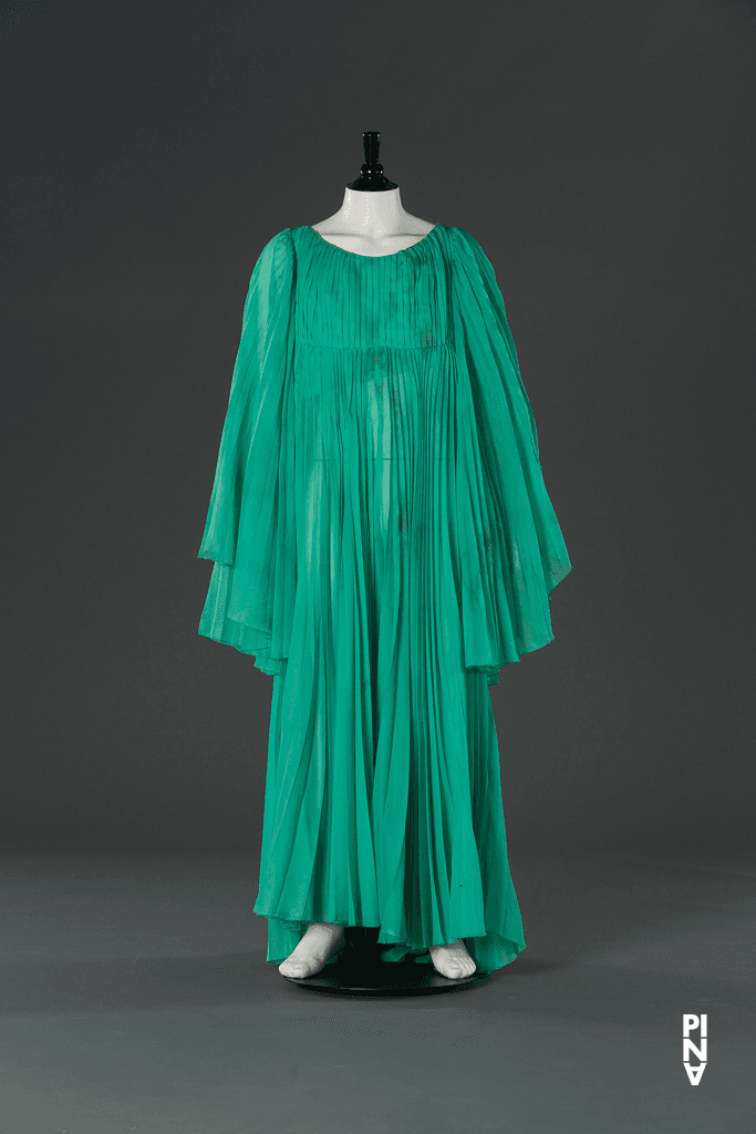 Langes Kleid, getragen in „Arien“ von Pina Bausch
