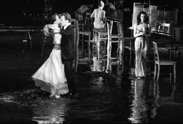 Monika Sagon, Heinz Samm et Beatrice Libonati dans « Arien » de Pina Bausch, saison 1978/79