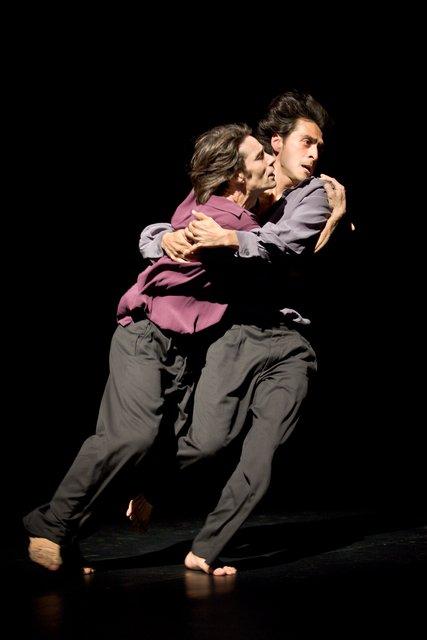 Rainer Behr und Eddie Martinez in „Bamboo Blues“ von Pina Bausch mit Tanztheater Wuppertal im Schauspielhaus Wuppertal (Deutschland), 16. Mai 2007