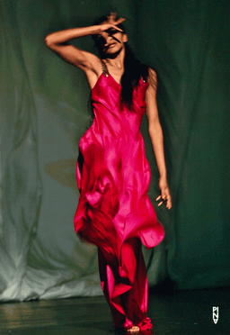 Shantala Shivalingappa in „Bamboo Blues“ von Pina Bausch, Spielzeit 2006/07 | Foto: Anja Beutler
