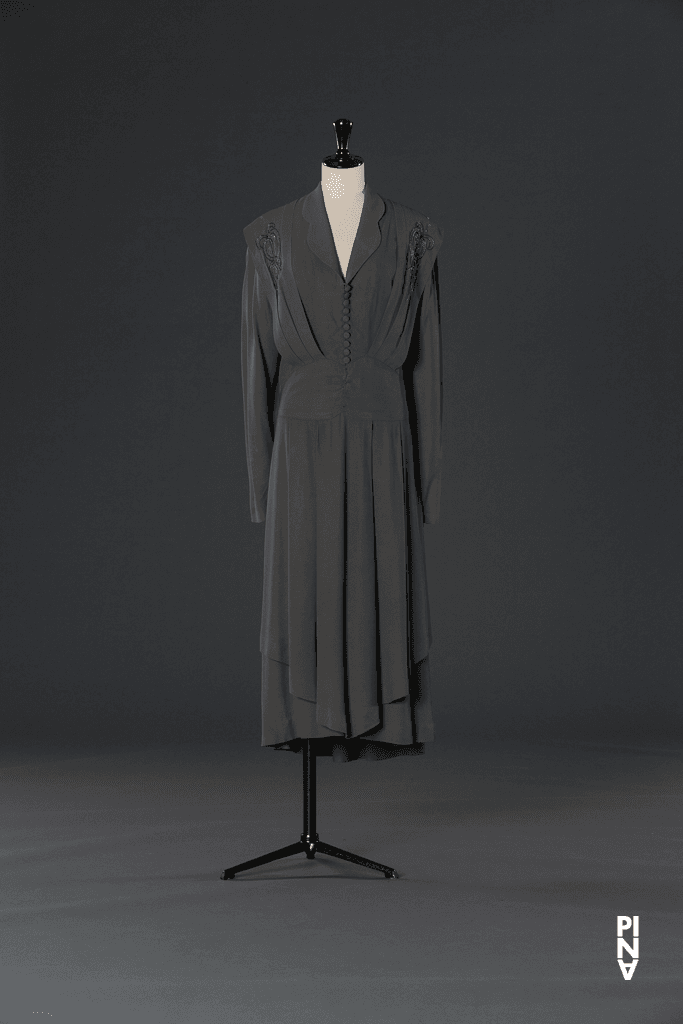 Robe, porté par « Bandonéon » et « Keuschheitslegende (La légende de la chasteté) » de Pina Bausch