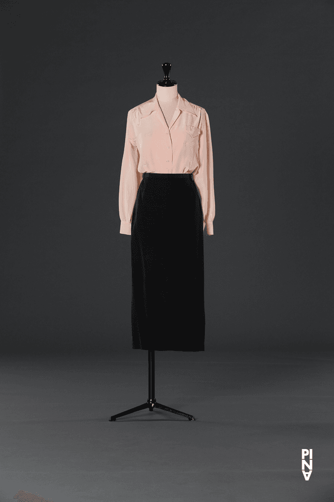 Blouse / chemisier / corsage, jupe et en combinaison, porté par « Bandonéon » de Pina Bausch