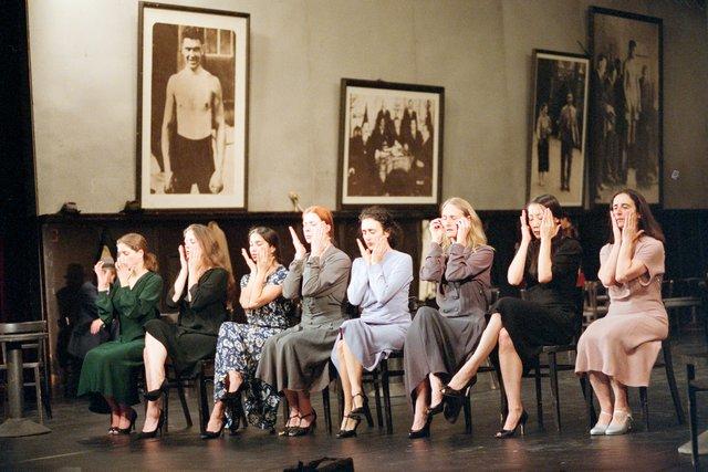 „Bandoneon“ von Pina Bausch im Opernhaus Wuppertal, Spielzeit 2004/05
