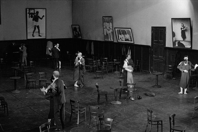 „Bandoneon“ von Pina Bausch im Opernhaus Wuppertal, Spielzeit 1984/85