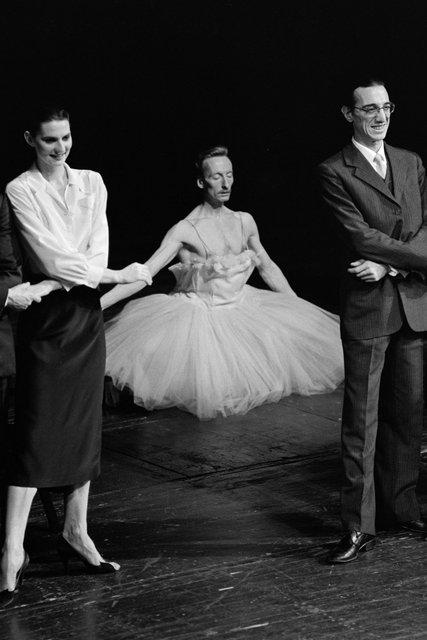 Jean Laurent Sasportes, Héléna Pikon et Dominique Mercy dans « Bandonéon » de Pina Bausch à l'Opernhaus Wuppertal, saison 1984/85