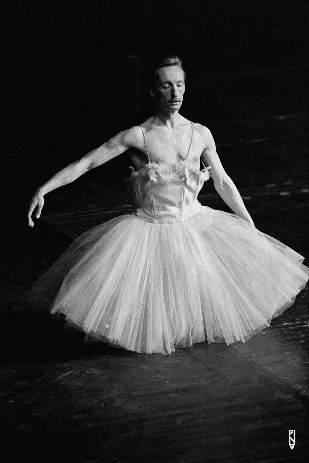 Dominique Mercy in „Bandoneon“ von Pina Bausch im Opernhaus Wuppertal, Spielzeit 1984/85