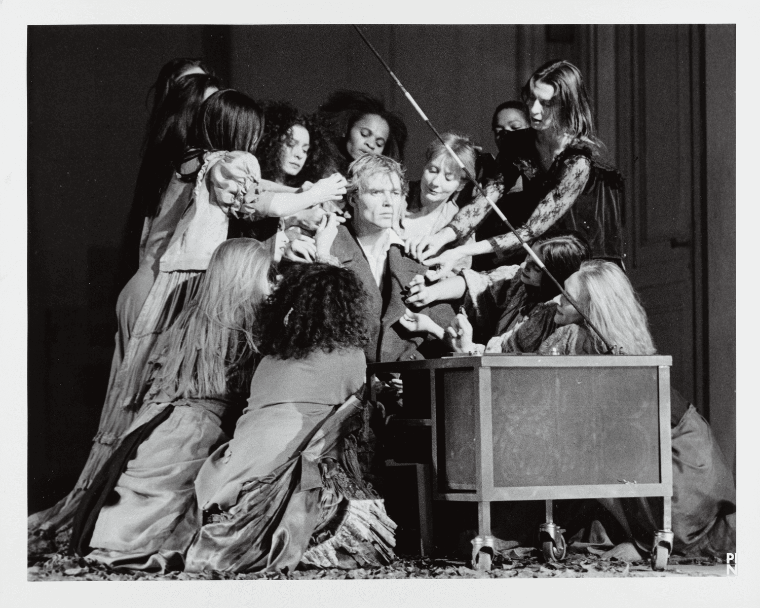 Photo de « Barbe-Bleue. En écoutant un enregistrement sur bande magnétique de l’opéra de Béla Bartók « Le Château de Barbe-Bleue » » de Pina Bausch