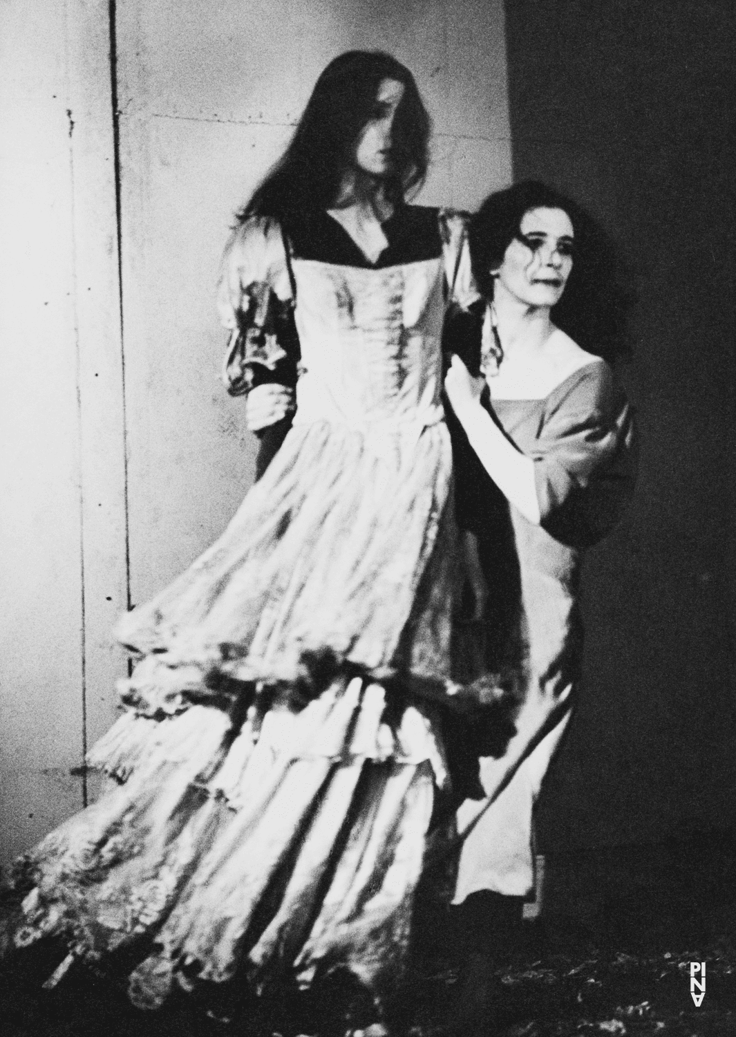 Beatrice Libonati und Héléna Pikon in „Blaubart. Beim Anhören einer Tonbandaufnahme von Béla Bartóks Oper »Herzog Blaubarts Burg«“ von Pina Bausch