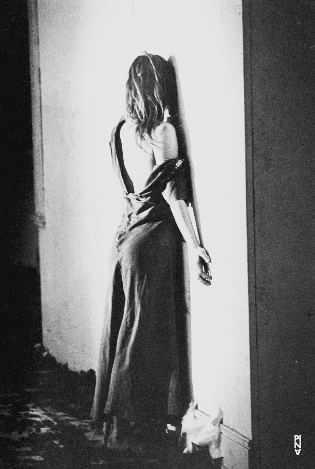 Marlis Alt dans « Barbe-Bleue. En écoutant un enregistrement sur bande magnétique de l’opéra de Béla Bartók « Le Château de Barbe-Bleue » » de Pina Bausch