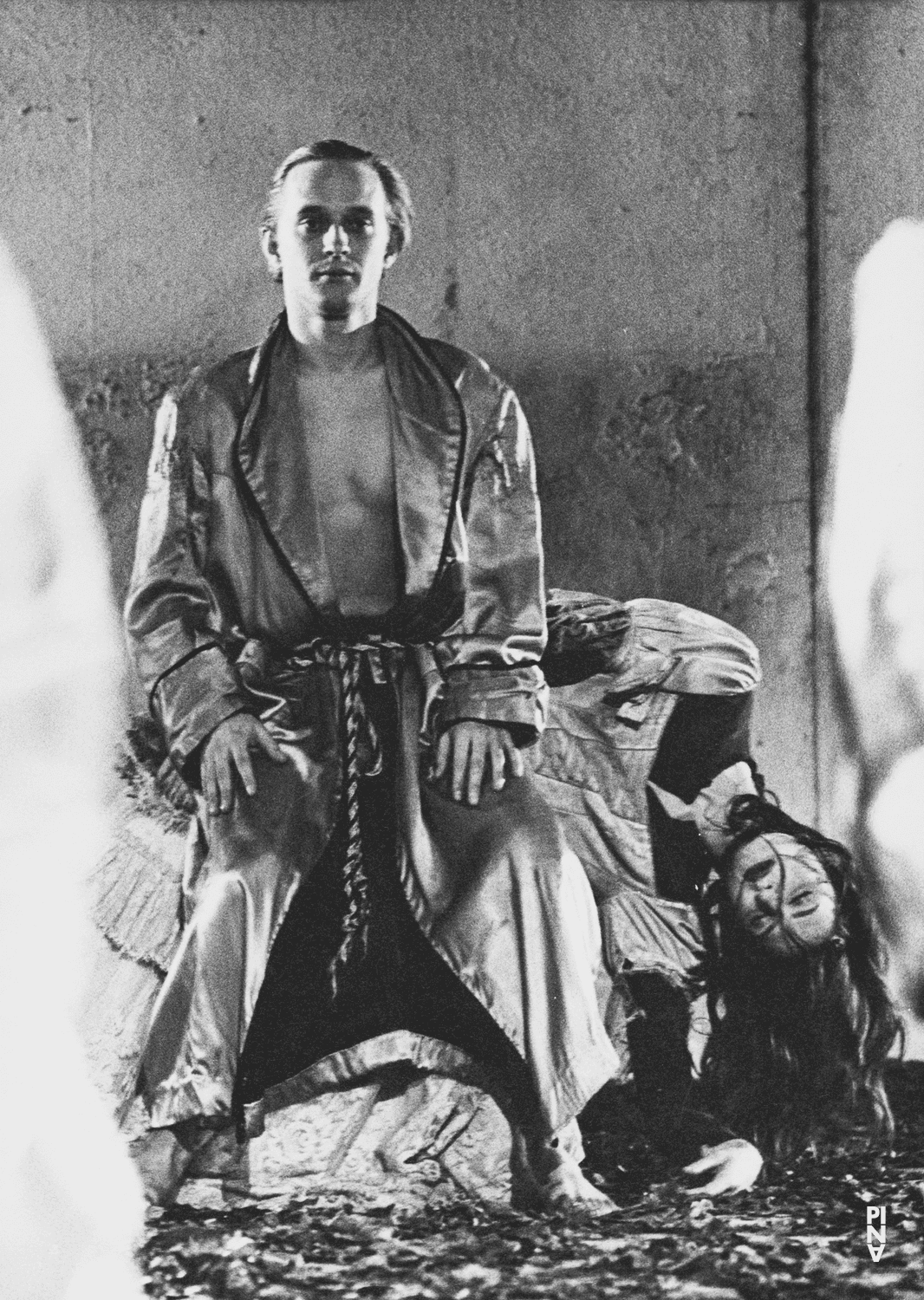 Janusz Subicz et Elena Majnoni dans « Barbe-Bleue. En écoutant un enregistrement sur bande magnétique de l’opéra de Béla Bartók « Le Château de Barbe-Bleue » » de Pina Bausch