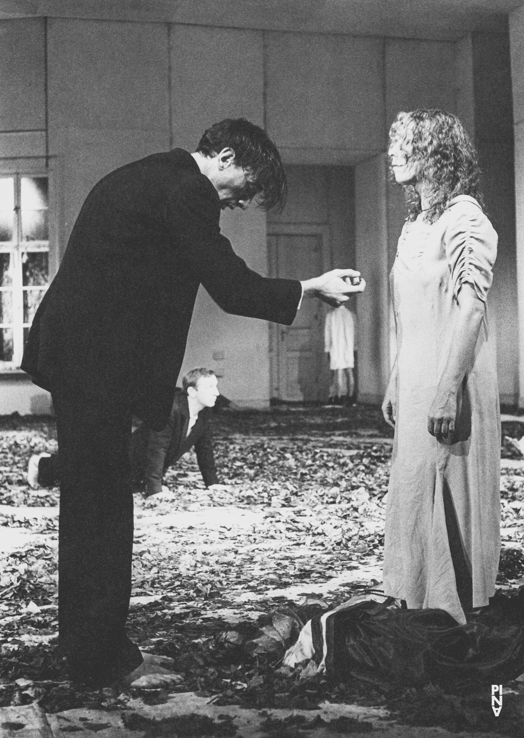 Jean Laurent Sasportes, Marion Cito und Hans Dieter Knebel in „Blaubart. Beim Anhören einer Tonbandaufnahme von Béla Bartóks Oper »Herzog Blaubarts Burg«“ von Pina Bausch