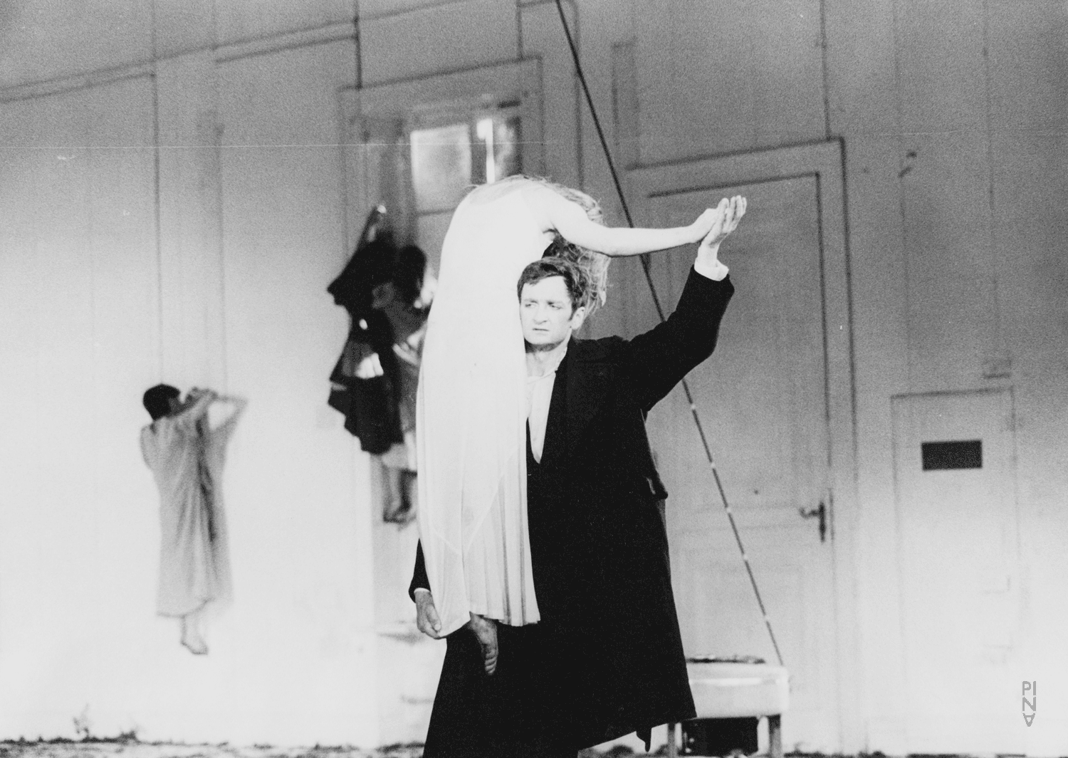 Jan Minařík dans « Barbe-Bleue. En écoutant un enregistrement sur bande magnétique de l’opéra de Béla Bartók « Le Château de Barbe-Bleue » » de Pina Bausch