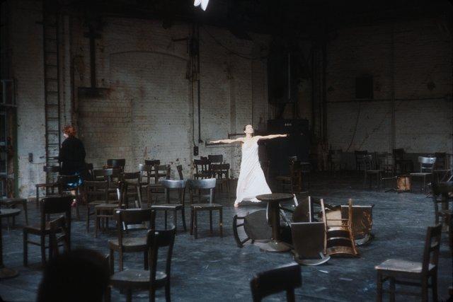 Pina Bausch und Nazareth Panadero in „Café Müller“ von Pina Bausch in der Kampnagelfabrik Hamburg, Spielzeit 1984/85