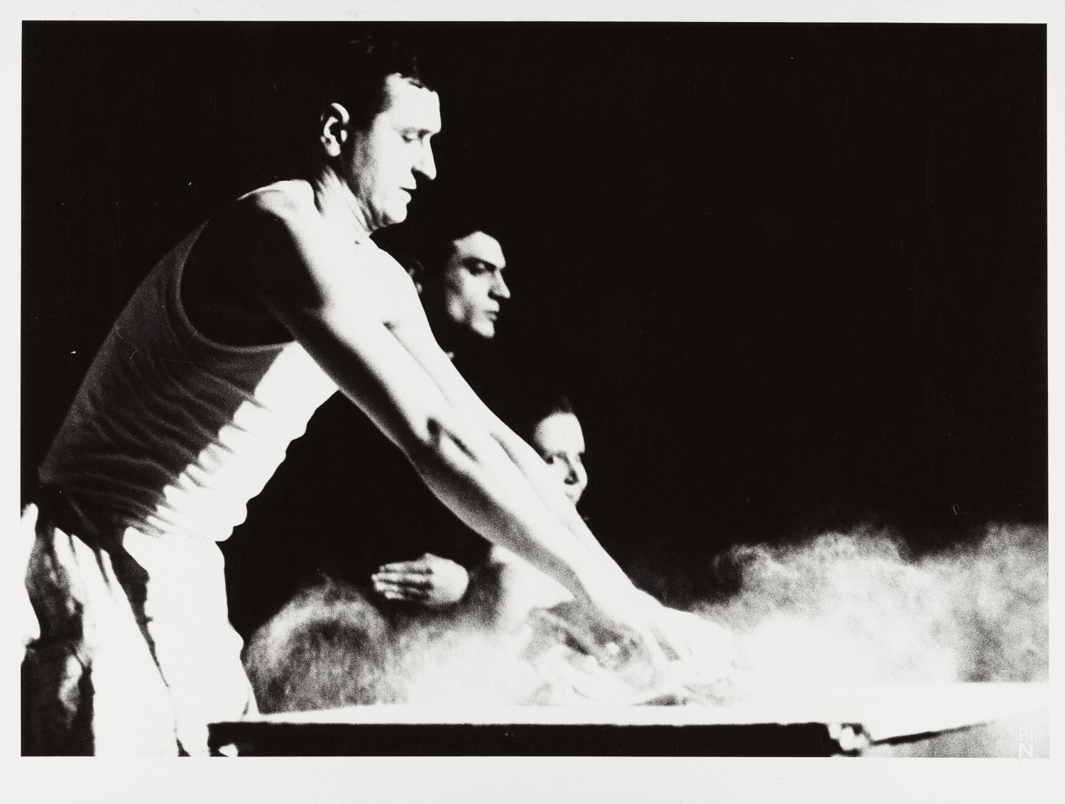Jan Minařík, Antonio Carallo et Dominique Duszynski dans « Two Cigarettes in the Dark » de Pina Bausch