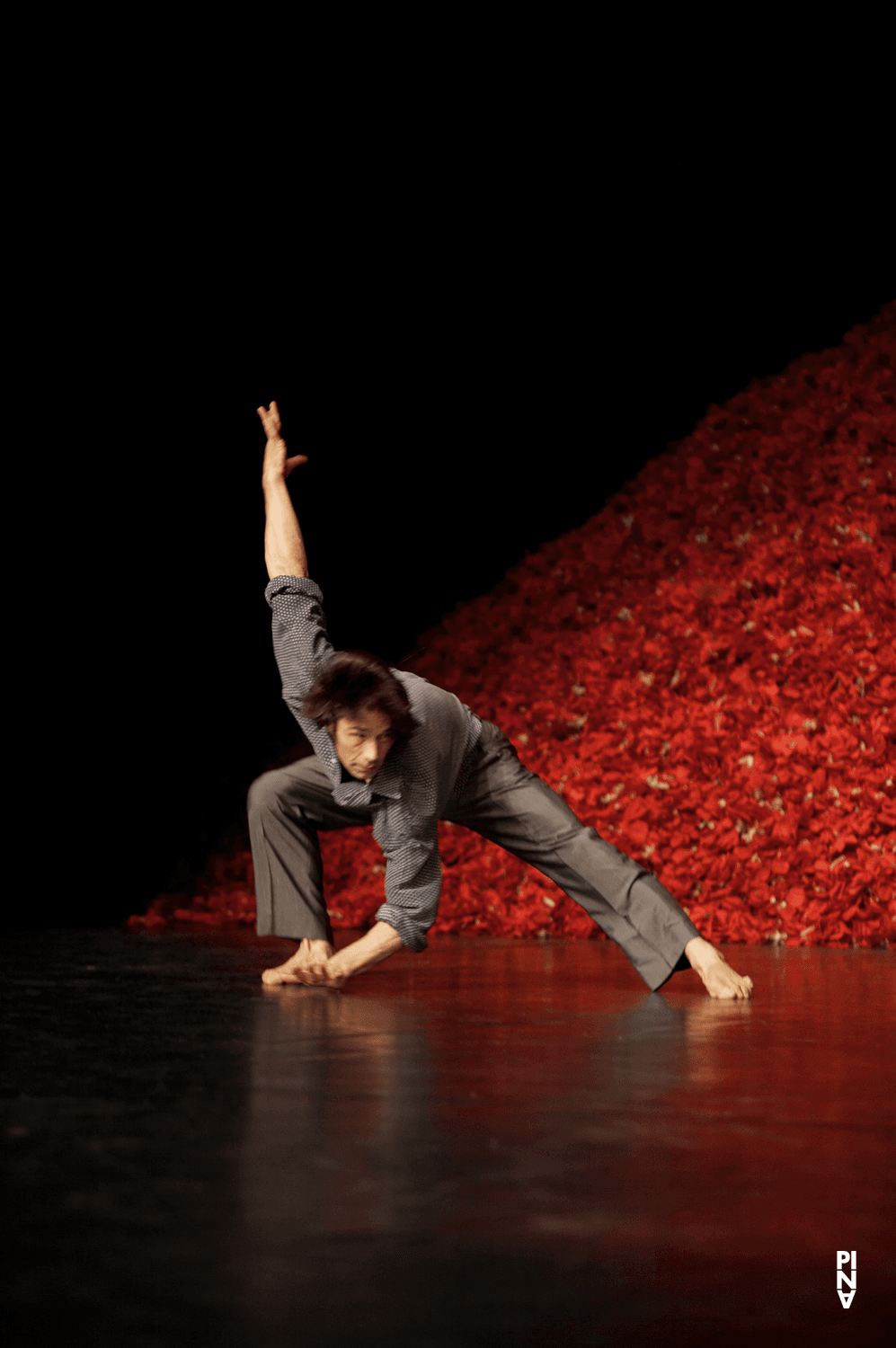 Rainer Behr in „Der Fensterputzer“ von Pina Bausch mit Tanztheater Wuppertal im Schauspielhaus Wuppertal (Deutschland), 8. November 2006