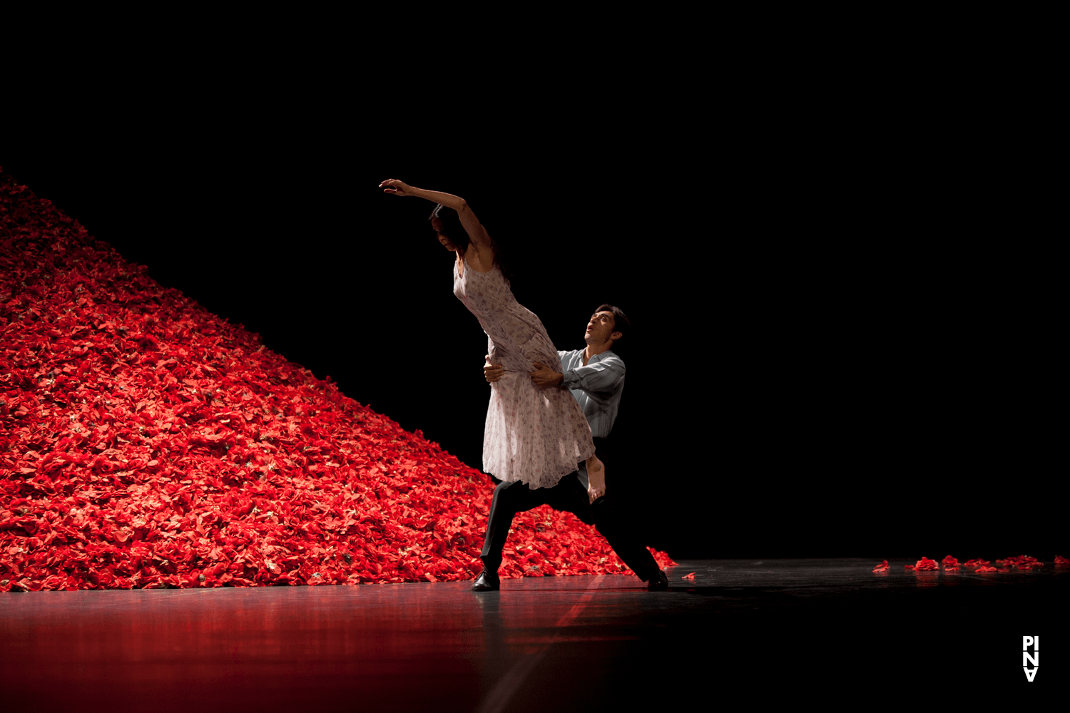 Ruth Amarante et Eddie Martinez dans « Der Fensterputzer (Le laveur de vitres) » de Pina Bausch avec Tanztheater Wuppertal à l'Opernhaus Wuppertal (Allemagne), 3 novembre 2011