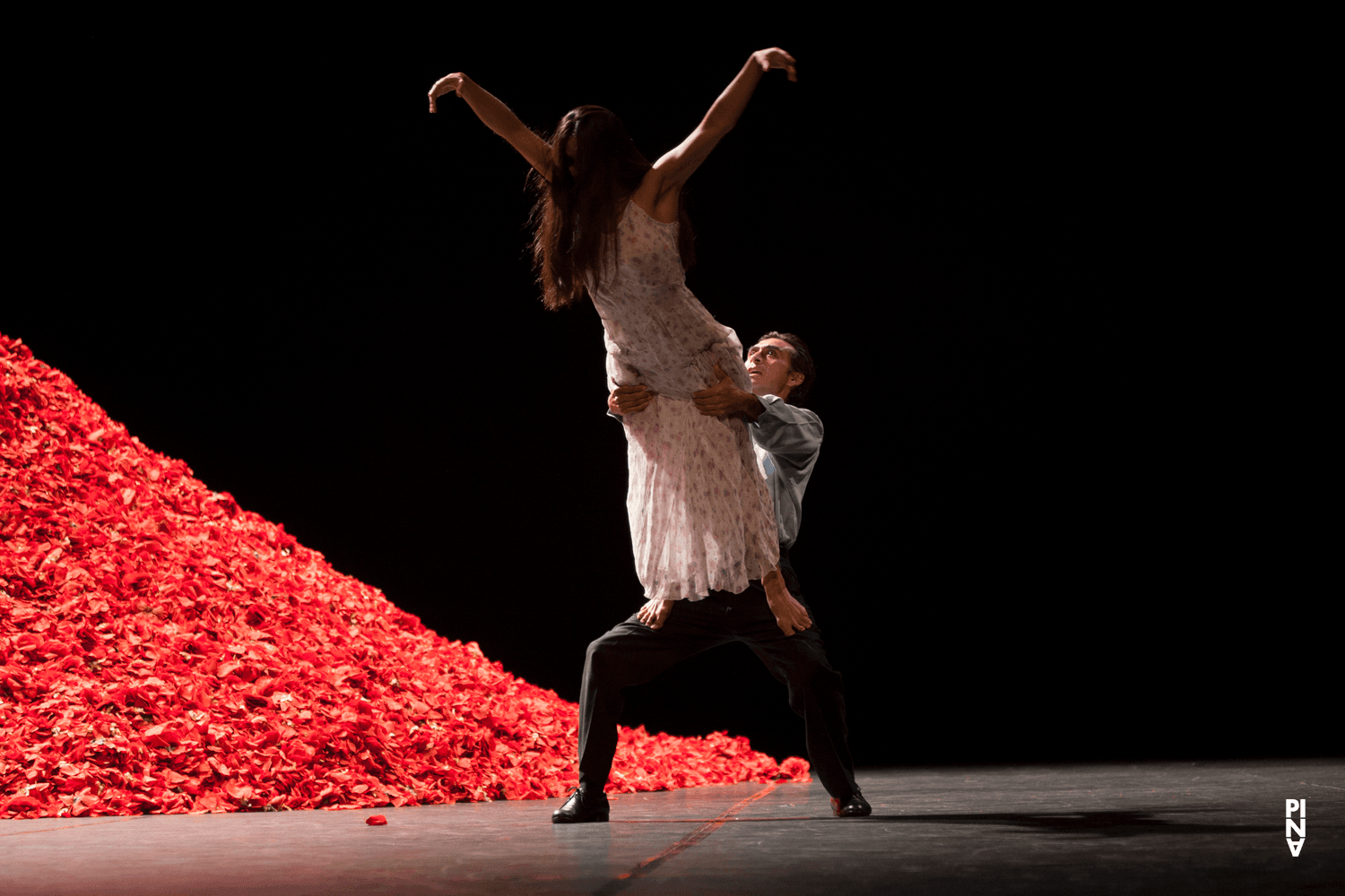 Eddie Martinez dans « Der Fensterputzer (Le laveur de vitres) » de Pina Bausch avec Tanztheater Wuppertal à l'Opernhaus Wuppertal (Allemagne), 7 octobre 2015