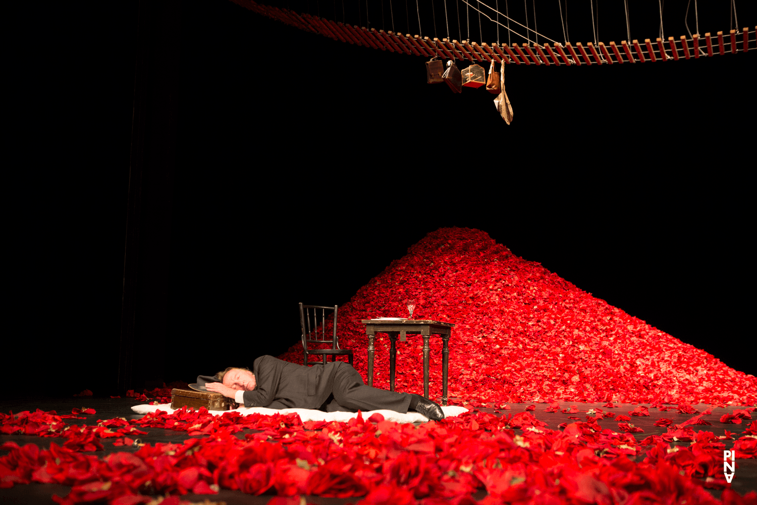 Dominique Mercy in „Der Fensterputzer“ von Pina Bausch mit Tanztheater Wuppertal im Opernhaus Wuppertal (Deutschland), 7. Oktober 2015