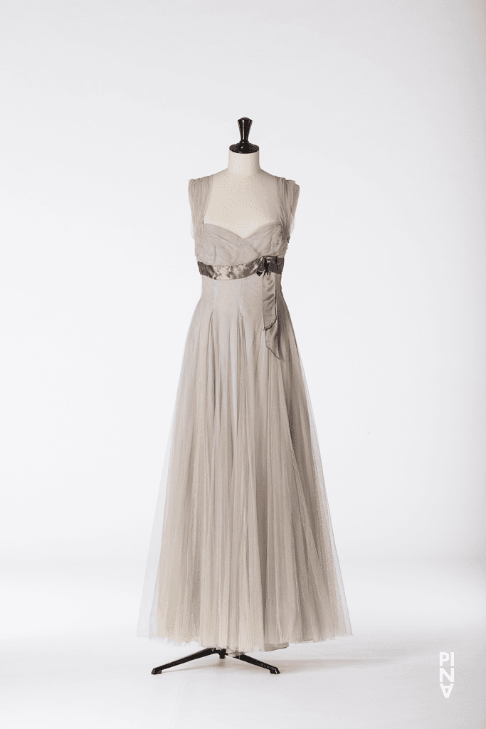 Langes Kleid, getragen in „Der Fensterputzer“ von Pina Bausch