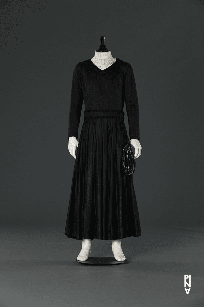 Langes Kleid, getragen von Ed Kortlandt in „Fritz“ von Pina Bausch