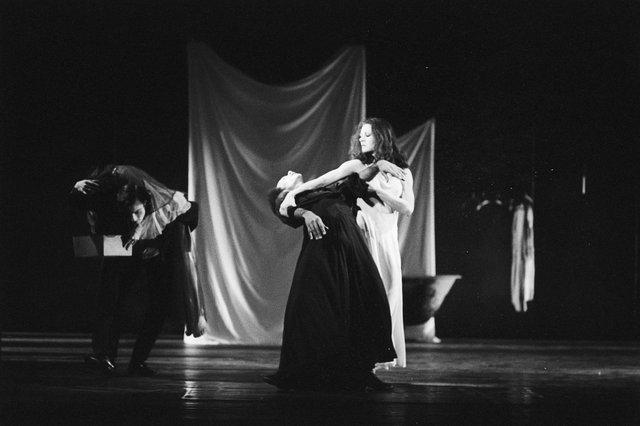 Carlos Orta et Malou Airaudo dans « Iphigenie auf Tauris » de Pina Bausch à l'Opernhaus Wuppertal, 20 avril 1974