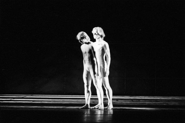 Ed Kortlandt und Dominique Mercy in „Iphigenie auf Tauris“ von Pina Bausch mit Tanztheater Wuppertal im Opernhaus Wuppertal (Deutschland), 20. April 1974